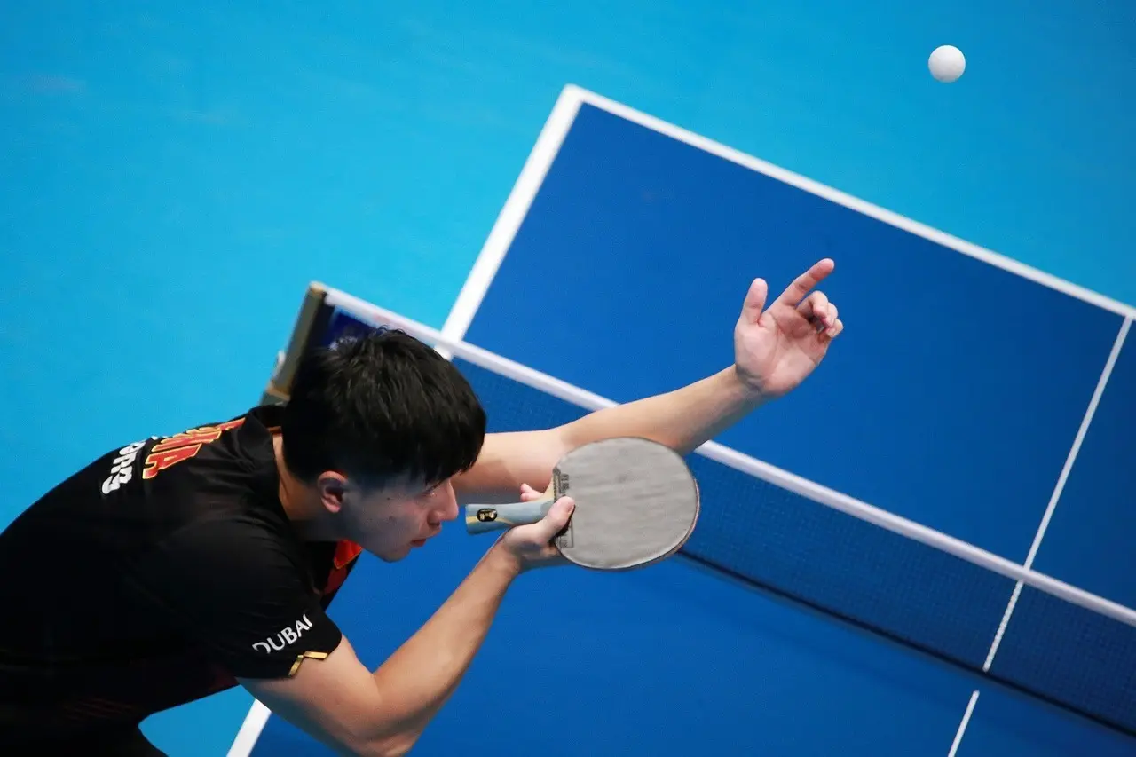 Bordtennisspiller ved serv